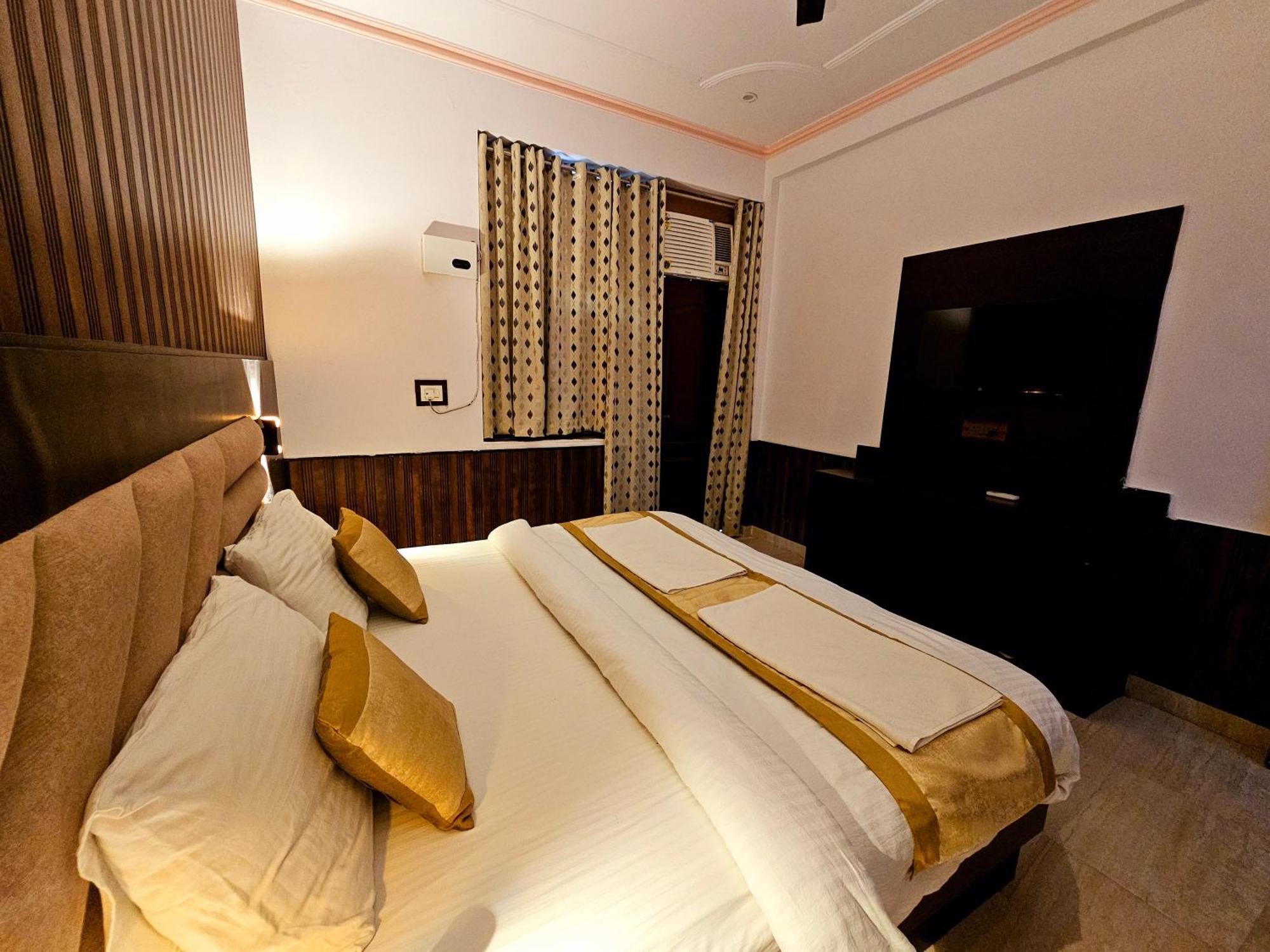Shri Krishna Divine Dham Hotel มถุรา ภายนอก รูปภาพ