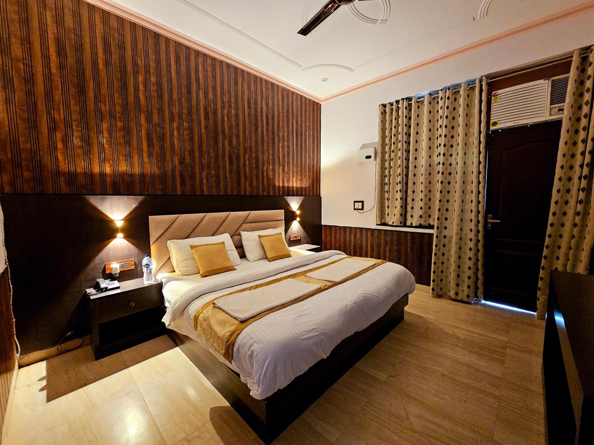 Shri Krishna Divine Dham Hotel มถุรา ภายนอก รูปภาพ